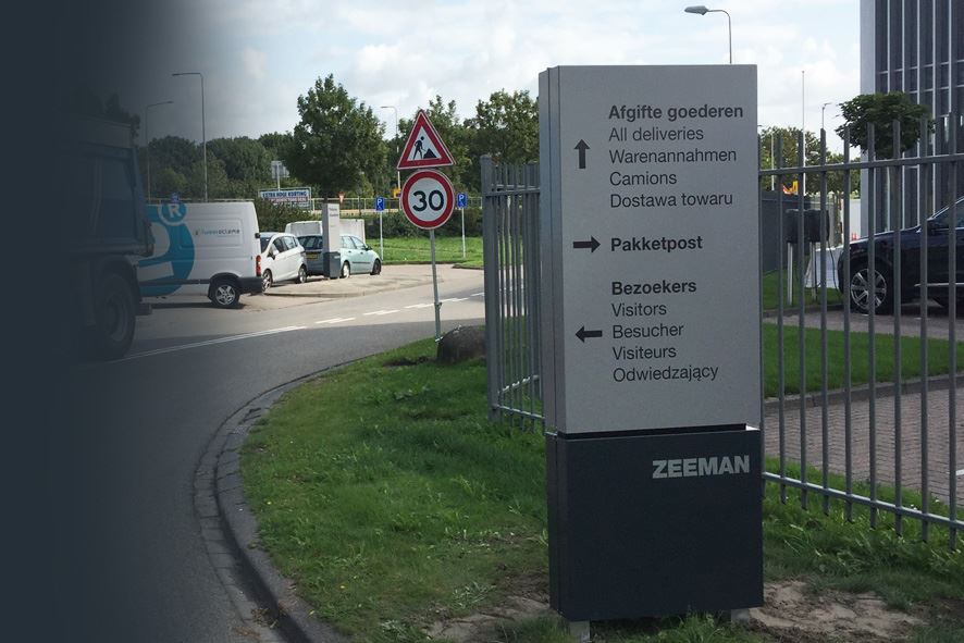 TweeReclame's tweet photo. Strakke zuilen als bewegwijzering bij het hoofdkantoor Zeeman in Alphen aan den Rijn. https://t.co/OIW0XkuTdT