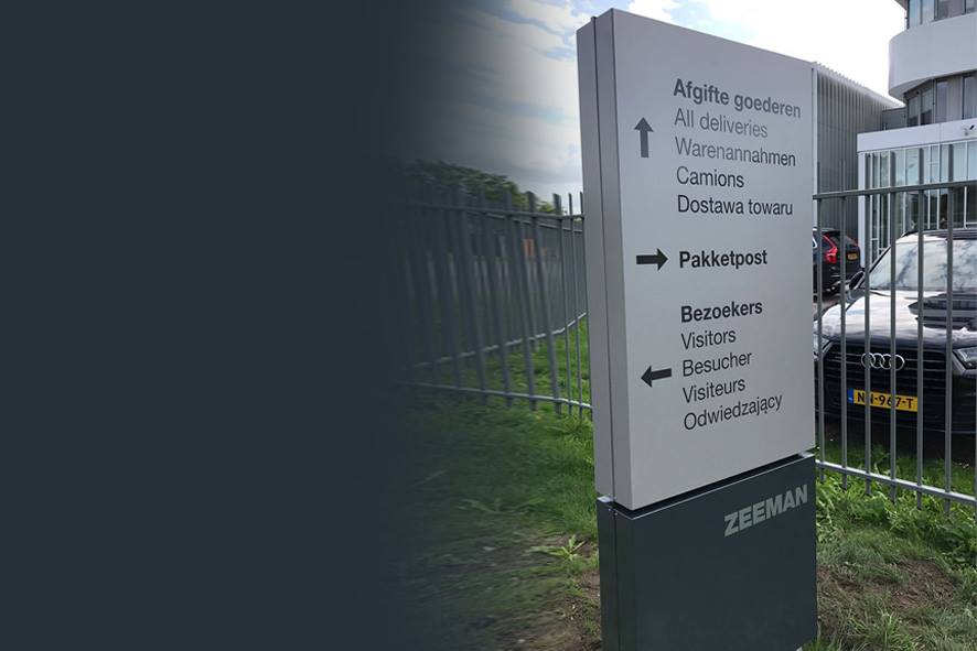 TweeReclame's tweet photo. Strakke zuilen als bewegwijzering bij het hoofdkantoor Zeeman in Alphen aan den Rijn. https://t.co/OIW0XkuTdT