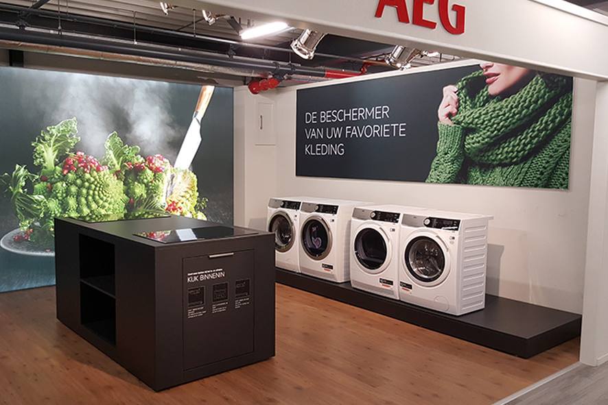 TweeReclame's tweet photo. Diverse peesdoeken geplaatst bij AEG. https://t.co/OwXoMCsSlP