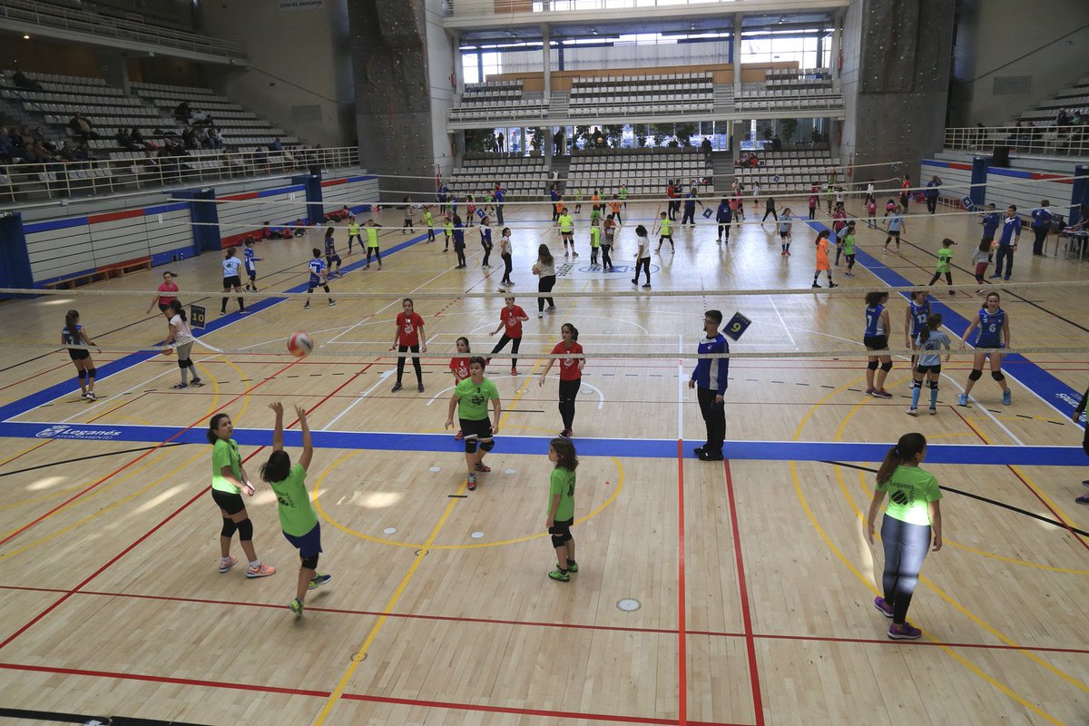 AytoLeganes's tweet photo. 🏐El Pabellón Europa acoge estos días el #TorneoDeNavidad del @VoleibolLeganes. ¿Te animas? 💪🏿
📸Aquí te dejamos imágenes de la primera jornada, celebrada esta mañana https://t.co/4oUres1RTz