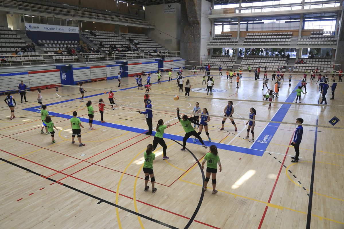 AytoLeganes's tweet photo. 🏐El Pabellón Europa acoge estos días el #TorneoDeNavidad del @VoleibolLeganes. ¿Te animas? 💪🏿
📸Aquí te dejamos imágenes de la primera jornada, celebrada esta mañana https://t.co/4oUres1RTz