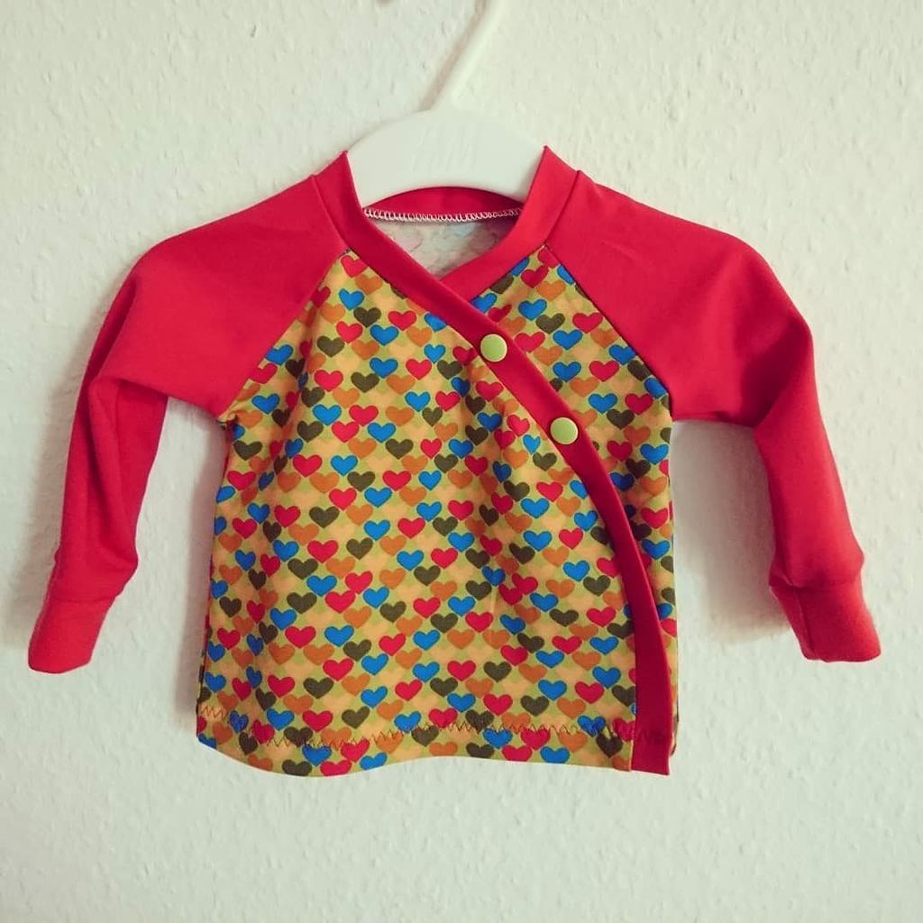 carabassa_de's tweet photo. Das neue #Jahr ist noch keine 2 #Tage alt, und hab es endlich wieder an die #Nähmaschine geschafft! Dieses Mal ein #Wickeljäckchen von #kid5 für einen neuen #Familienzuwachs. So putzig, diese #minigrößen ! 🐣♥️
#carabassa_handmade #carabassa #herzen #… https://t.co/jLEUp3tGo5 https://t.co/P4cD1X0vMw