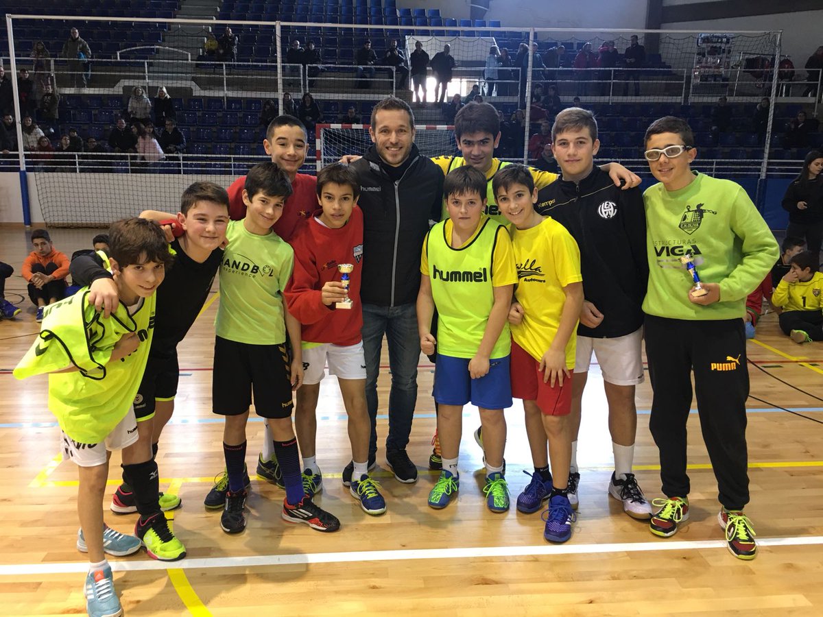 VictorTomas8's tweet photo. Muy contento de seguir compartiendo nuestra pasión por el balonmano durante la jornadas del #GlobalHandballVT8 . Gracias a los jugadores, padres y staff por confiar en este proyecto y hacerlo realidad. ¡El año que viene repetimos y os esperamos a tod@s! 😀🤾♂🔝👏 https://t.co/jySNBbzgap
