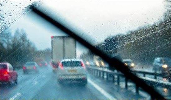 roadtozero's tweet photo. #StormEleanor: surface water on many roads.  
 Adapt your driving to the conditions:
-Keep well back from vehicle in front-stopping distances will be at least double. 
-If steering is unresponsive, water may be preventing tyres gripping the road. Ease off accelerator &amp; slow down. https://t.co/DkZapTcIxW