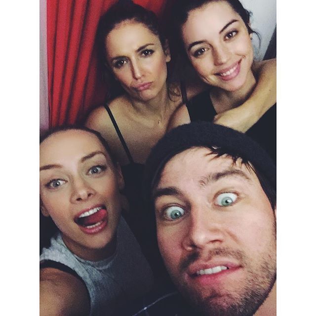 Hilaritatis's tweet image. That's right. She has friends.