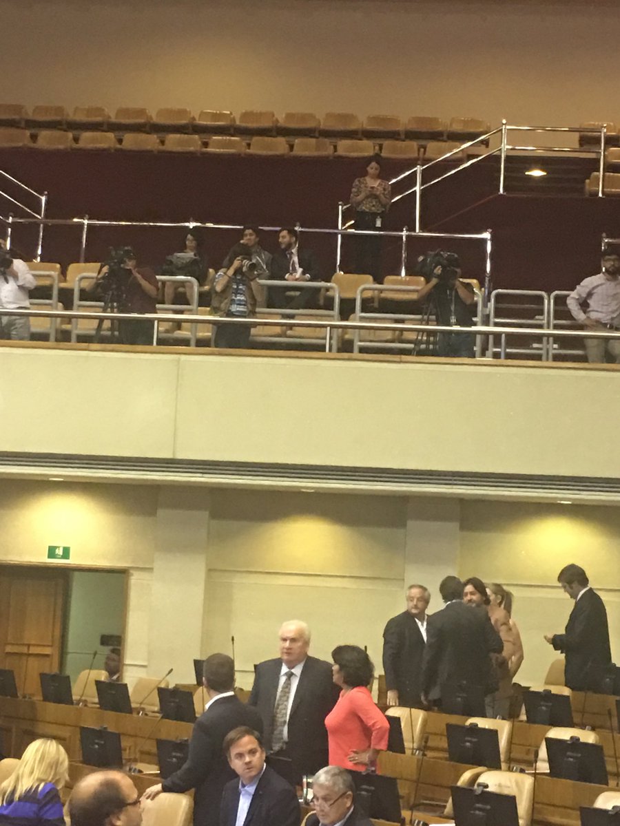 daniel_nunez_a's tweet photo. Mucha prensa al inició de la sesión 2018 de la cámara de diputados...... Ojalá que no se olviden de informar que hoy en la mañana sesionaron las comisiones. Yo estuve en sesión comisión economia a las 11:30 en el congreso de Stgo. https://t.co/3RXlSWiWtZ