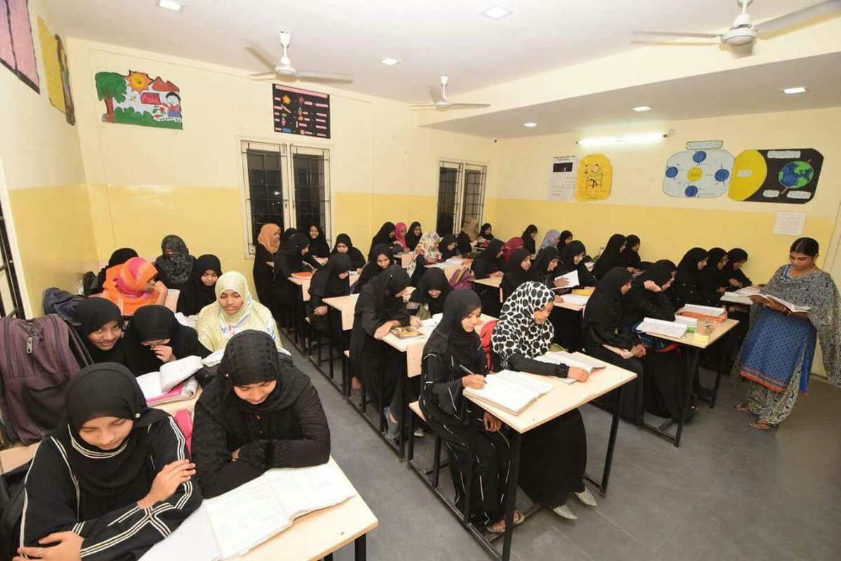@asadowaisi
Free on going #SSC coaching classes #OwaisiSchoolOfExcellence, at Narqi Phool Bagh, under
#SalarEMillatEducationalTrust Runs by #AkbaruddinOwaisi.
100's of students preparing for their #SSC final exams in 4
#OwaisiSchool branches. @AkbarOwaisiMim