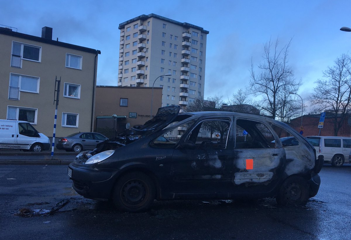 Hur länge är det rimligt att en bil står kvar när den är helt bränd? En veckan har den här stått på vår väg till centrum.