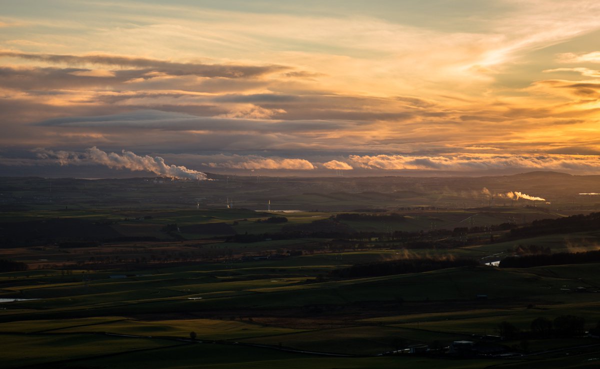 jonwood1978's tweet photo. Lovely way to end the #FirstDayof2018 #Eastlomond @welcometofife with my Dad and plenty of other people with the same idea #awesome #sunset over the #Kingdom @fifetourism #Scotland #ScotSpirit https://t.co/JpFd1cZvkG