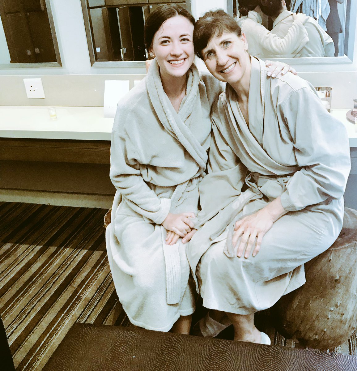anejacobs123's tweet photo. Spa day with the mom #100happydays https://t.co/X5tX3vZ6N4