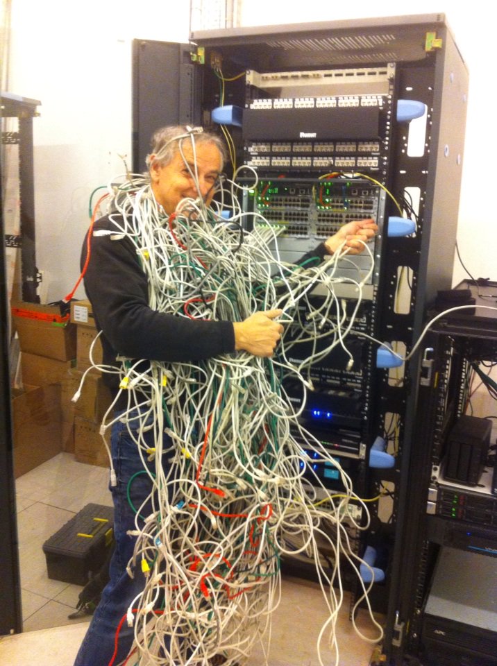pierre_visart's tweet photo. On y est presque ! On termine le câblage du nouveau bureau de VO #voevent #voice https://t.co/FpkyvgSuOC