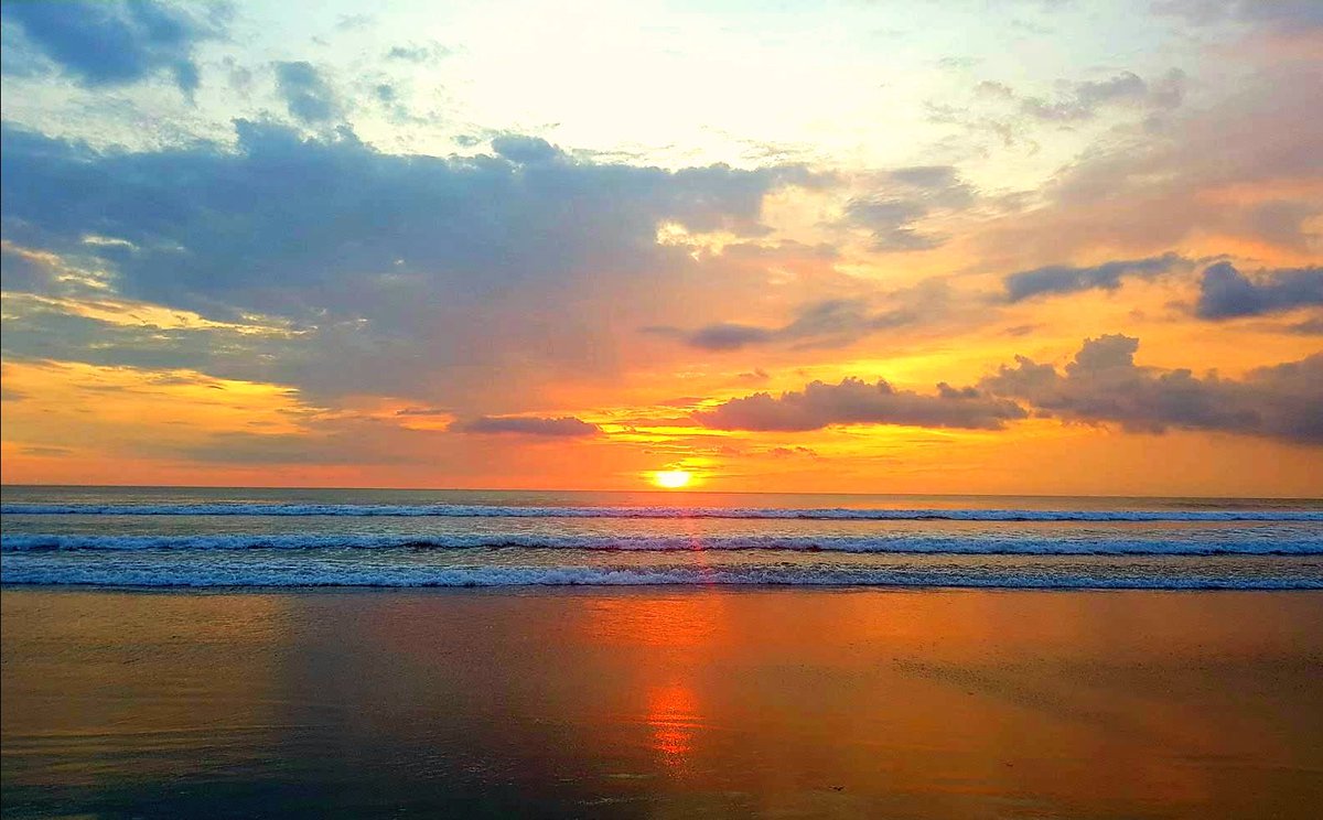 TextbookTourist's tweet photo. 📸🌅🇮🇩 Seminyak, Bali, Indonesia #Sunset #Beach #Bali https://t.co/MbFbhiUChZ