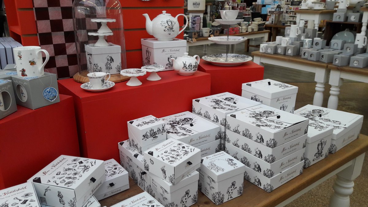 StartLicensing's tweet photo. #ceramics #giftrange #tableware from @creativetops featuring #AliceInWonderland #illustrations licensed from @V_and_A - illustrations used in #POS very effectively. #retail https://t.co/zMrFdWDykG