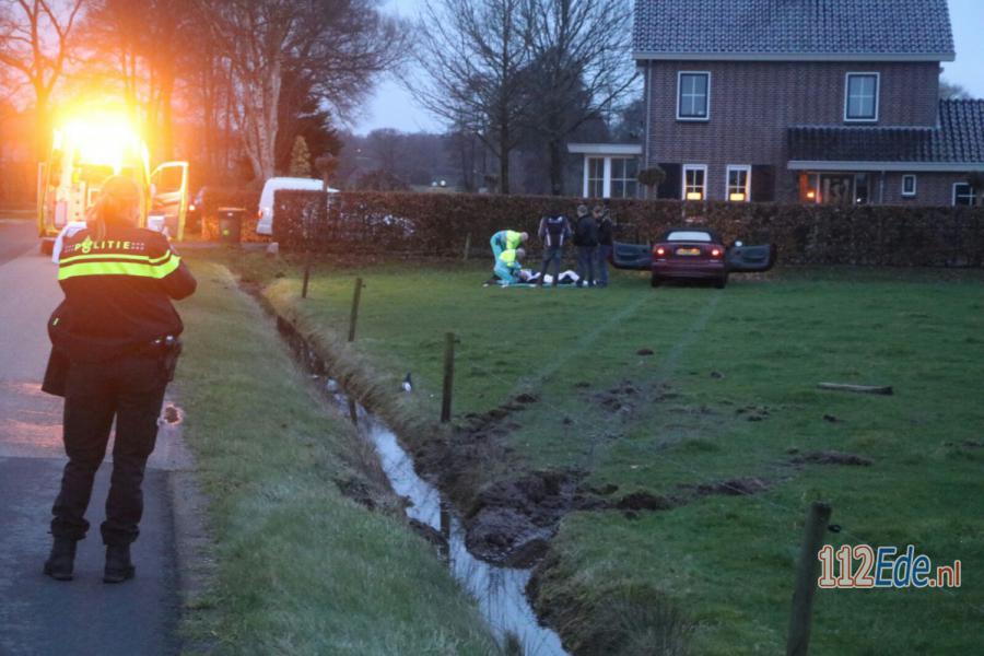 🚨 Automobilist raakt van de weg en eindigt in weiland 112.press/Q8ZWT8 #Lunteren #112Nieuws https://t.co/5sVKHZX7YP