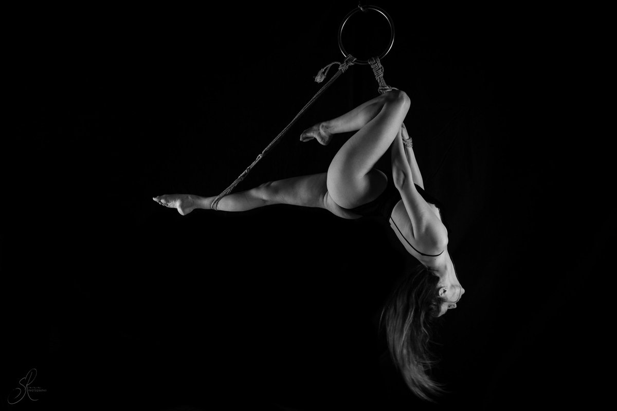 Scarlotssecrets's tweet photo. New header photo was a #selftieselfie ;) #rope, #photography & #modelling all by yours truly! Hopefully more self-suspension, self-art in 2018 <3 #shibari #ropelover #ropeaddict #selfsuspension https://t.co/lr3nmr6UUa