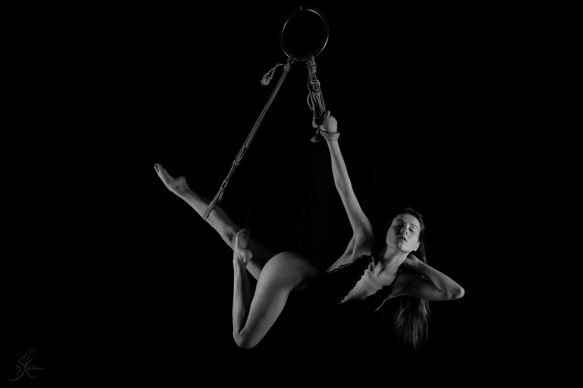 Scarlotssecrets's tweet photo. New header photo was a #selftieselfie ;) #rope, #photography & #modelling all by yours truly! Hopefully more self-suspension, self-art in 2018 <3 #shibari #ropelover #ropeaddict #selfsuspension https://t.co/lr3nmr6UUa