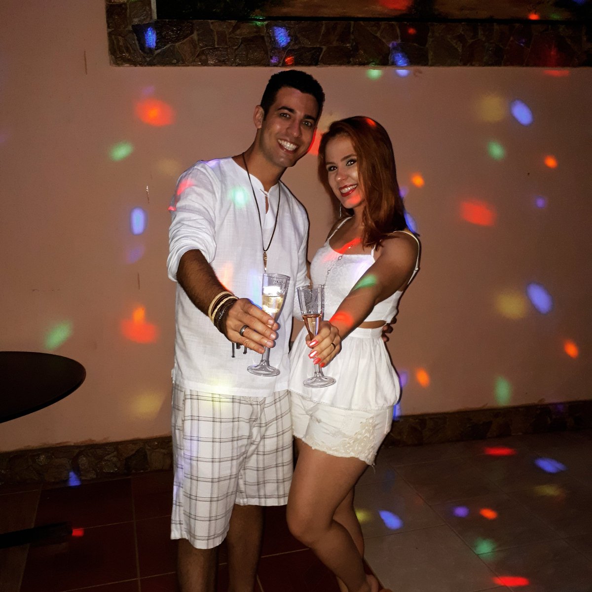 JuMBretas's tweet photo. Com amor!!❤❤ "Quando ele sorriu meu coração fez festa e agradeceu ao amor" #NewYear https://t.co/2ifHnvBsuk