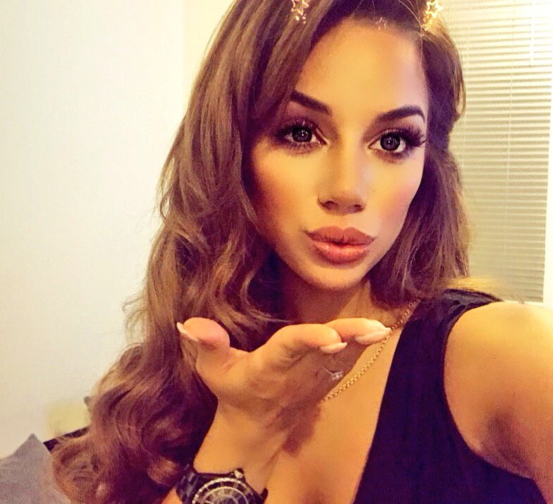 Bonne année 2018 à tous 🎊
Que tous vos souhaits 🍀ce réalisent 🙏 merci @latelier_de_beaute pour mes cils et sourcils !!! Un plaisir à chaque passages... merci @rafynna pour mon make up💄J-6 avant le lancement de #ft4 une aventure qui m’a permis de me dépasser <a href="/NRJ12lachaine/">NRJ 12</a>