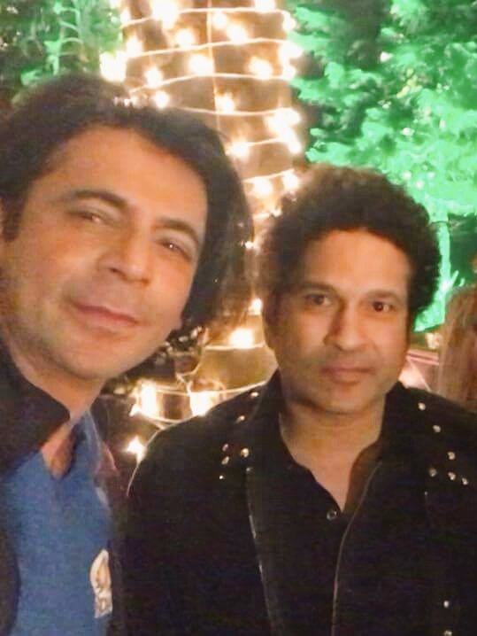 SunilGroverFC_'s tweet photo. God of Comedy with God of Cricket! 🙏🙏🙏
Too much Talent in one frame! 🙏👌
@WhoSunilGrover @sachin_rt https://t.co/dtOAKteGHg