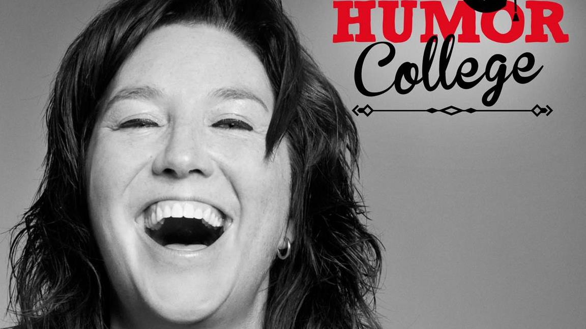 misdaadbureau's tweet photo. Heeft iedereen humor? Is het aan te leren? Vannacht schuift cabaretière @RenateZegt aan. Zij staat met #Humorcollege op de planken. Wat kan ze @eveliendebruijn nog leren? Je hoort het om middernacht @NPORadio2! #WNL https://t.co/3FQoGgBr2m