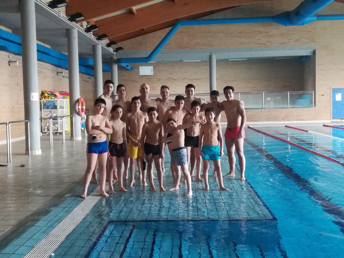 PuenteCastroFC's tweet photo. Ya estamos de vuelta al trabajo 🏋️‍♂️⚽️ y empezamos el año en la piscina 🏊‍♂️😱. No nos hemos cambiado al waterpolo, eh?🤽‍♂️😀 Todos nuestros porteros 🥅han tenido un entrenamiento especial en piscina. Gracias a @JVNavatejera por las facilidades👏
#FutbolFormacion https://t.co/p2lkKhNyZt