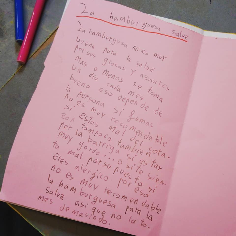 mariaarranz's tweet photo. Hacer fanzines con niñxs mola mucho. Hablar de comida con ellxs, mola mucho más. Estas son algunas de las creaciones que hemos hecho hoy en el taller de fanzines "Mi comida favorita" en #Boookids 💘 Ojo con las futuras generaciones, porque pilotan de comida que no veas. https://t.co/d960gNMsVy