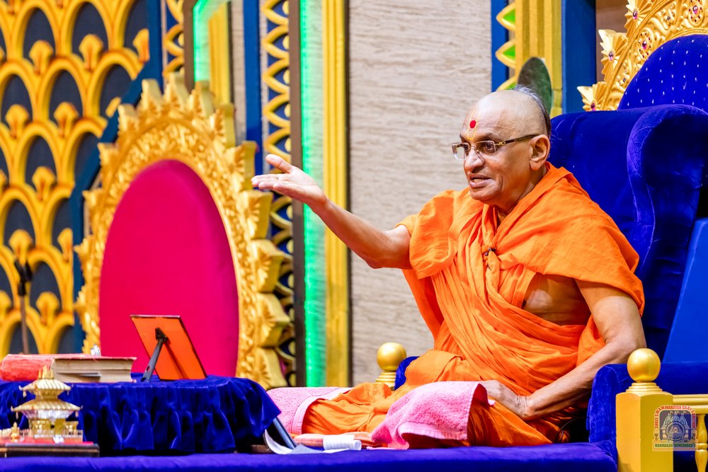 mukund_uk's tweet photo. Acharya Swamishree Maharaj Ashirwad - Nairobi 24th Nov 2017  https://t.co/5cQ4yf2vtK https://t.co/fuZhUejJFY