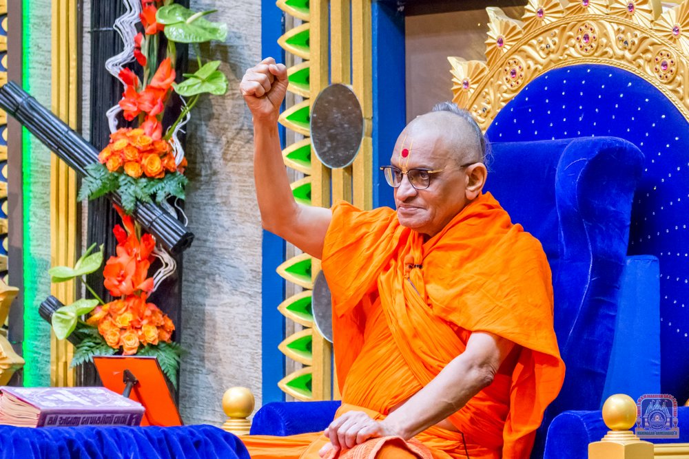 mukund_uk's tweet photo. Acharya Swamishree Maharaj Ashirwad - Nairobi 25th Dec 2017  https://t.co/wusS9AlsE3 https://t.co/DZ20zmG748