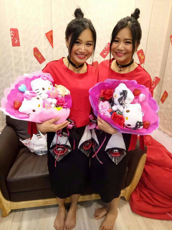 TwinsGirls4's tweet photo. 昨天的ONFM专访🎤 🎤 顺利完成,今天继续报章专访! 👯 👯 冲冲冲 2018《桃花🌸 财神来》过个旺旺年🐶 !谢谢爱粉送上的礼物和罗汉果,好喝!
#ONFM #旗聚女声 #2018年 #飞长唱片 #Boomeyewear https://t.co/LETxUFpglt