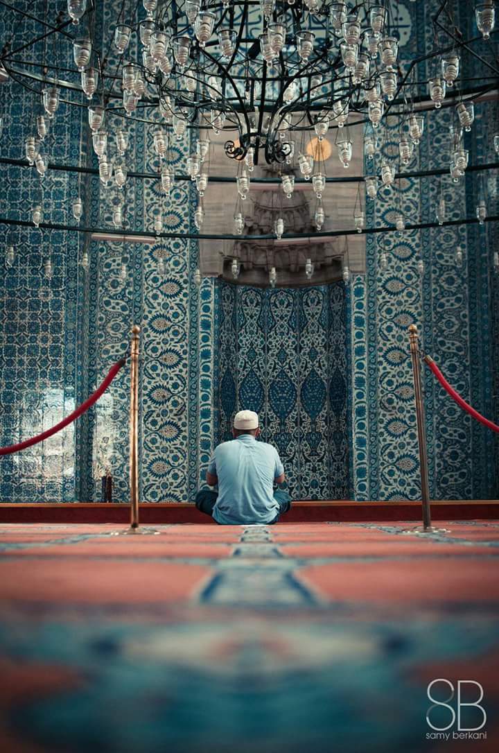 bahasunny's tweet photo. "Tahiyyat" Sevgilinin huzurunda edebinden ve mahçubiyetinden dolayı ayakta duramayan bir Aşığın yere yıkılarak oturmasıdır.

Tahiyyat,
Aşık ile Sevgilinin diz dize sohbet etmesidir.

Secde ise; ilan-ı AŞK tır. . . https://t.co/qbQ4nRbNK4