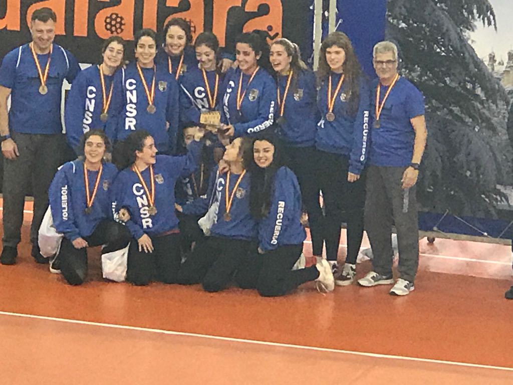 VoleyRecuerdo's tweet photo. Las Juveniles A se cuelgan la medalla de ORO en la @CopaEspanaVB celebrada en Guadalajara tras un campeonato impecable. El equipo sigue creciendo y trabajando tanto en lo personal como en lo deportivo. Enhorabuena!!!! @AARecuerdo https://t.co/hGag3pm98i