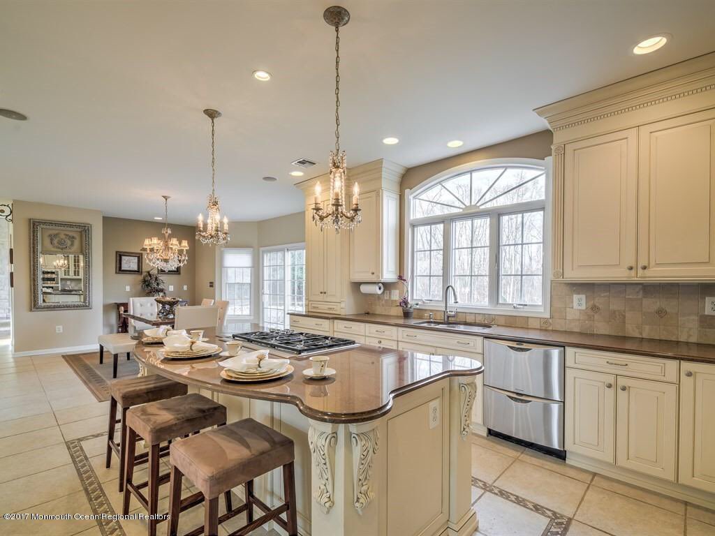 c21mmil's tweet photo. 🏚️ #NewListing!! 🏚️
18 Castle Hill Drive, #MarlboroNJ 
Listed by Andrea &amp; Harry Mesh. 
See more: https://t.co/HTz39yExbT https://t.co/zlHxVLPPn1