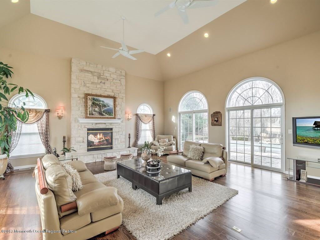 c21mmil's tweet photo. 🏚️ #NewListing!! 🏚️
18 Castle Hill Drive, #MarlboroNJ 
Listed by Andrea &amp; Harry Mesh. 
See more: https://t.co/HTz39yExbT https://t.co/zlHxVLPPn1