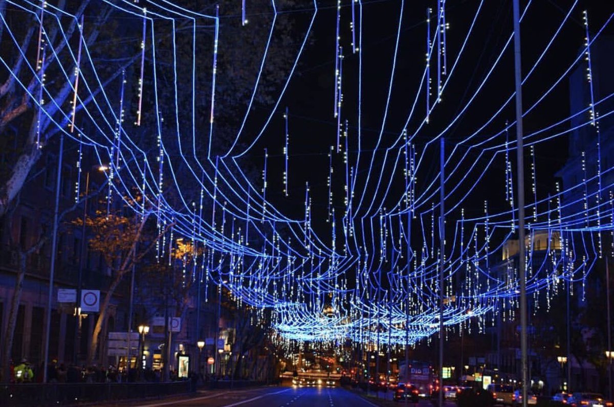 DEMADRID_'s tweet photo. “La magia de las azules luces navideñas sobre nuestra Puerta de Alcalá” Fotografía que nos envía (mariacaballerogarcia - Instagram) #Madrid https://t.co/KL0fSW8qfd