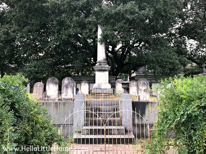 Explore the historic Lafayette Cemetery No. 1 with me ... it's one of the best things to do in New Orleans! ow.ly/Zih230h6QSH #gardendistrict #travelguide #traveltips #onetimeinnola #lafayettecemetery #nola