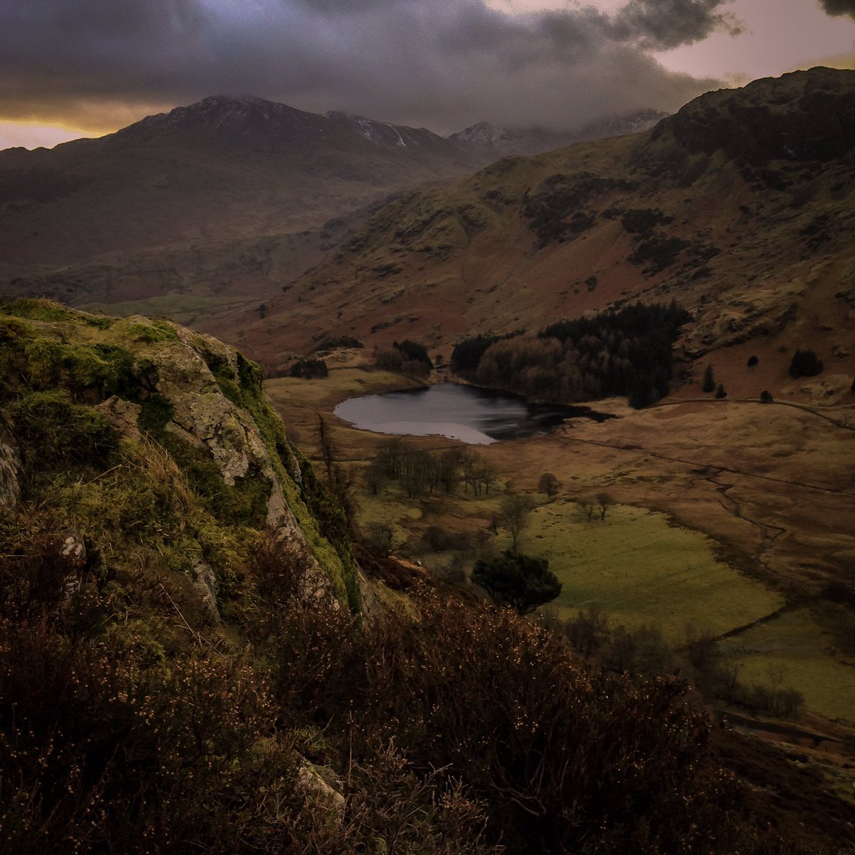 ange_harker's tweet photo. Had planned to go for first run of the year. Ended up playing with new gadgets and Lightroom app. Moody shot of #BleaTarn on NYE to start with. #festivelakes #apocalypticskies (Not sure how well those two hashtags go together!) https://t.co/OTAviXXVdC