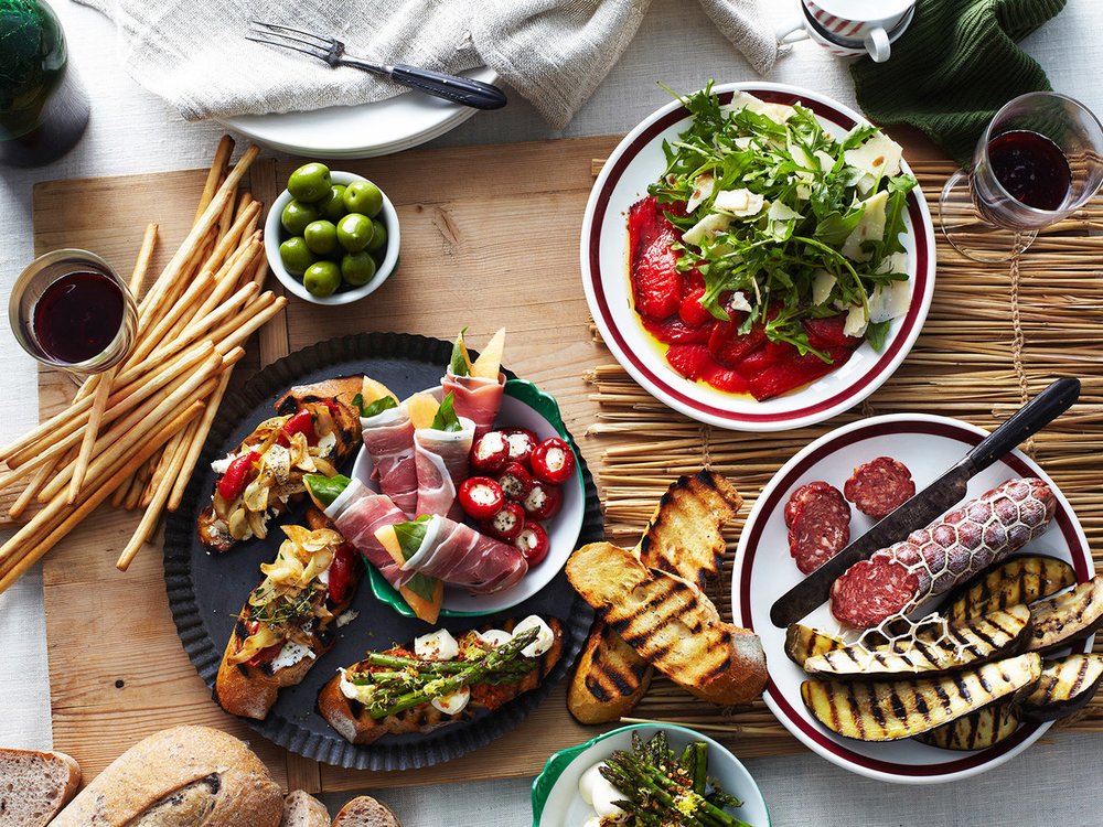 Trends for 2018? ow.ly/1Sp030hxbLo When it comes to dining and drinking simplicity seems to be the art form everyone's eyeing via <a href="/foodandwine/">Food & Wine</a>