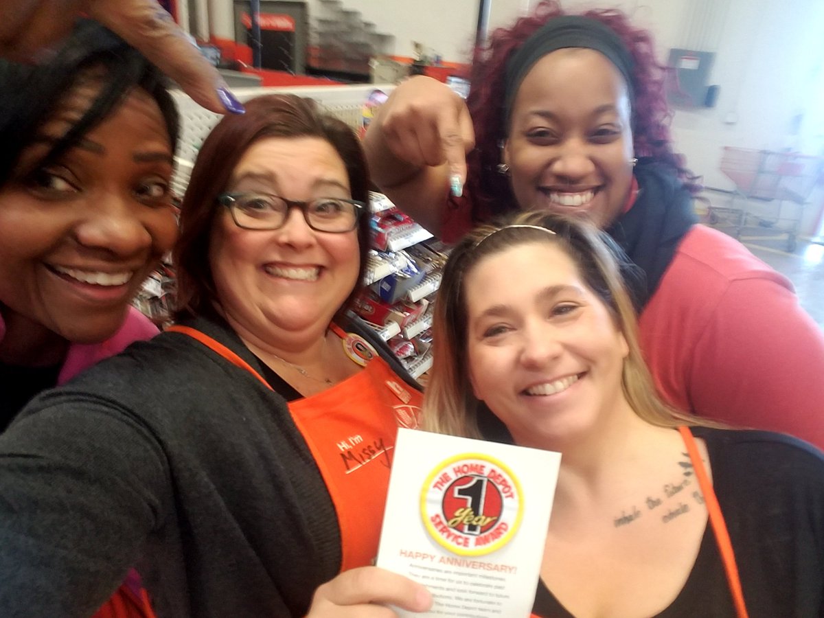 beck_missy's tweet image. Happy 1 year Anniversary to our Head Cashier Diane!! Woohoo! Thanks for all you do to cultivate a great front end! #FastAndAccurate #CashierFriendliness #CreditDriver  #2720inspires #CultureIsKing @mizzdjonez @Schmidt7Adam @JoanCarlton3