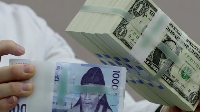 새해 가파른 환율 하락…수출 비상등 bit.ly/2CvHXO8 국제 달러화 약세·김정은 신년사 등 영향. 정부 "급격한 변동 일단 시장에 맡기겠다" 언급. 이처럼 당국의 개입 여력이 크지 않다는 점에서 당분간 환율 내림세가 이어질 전망.