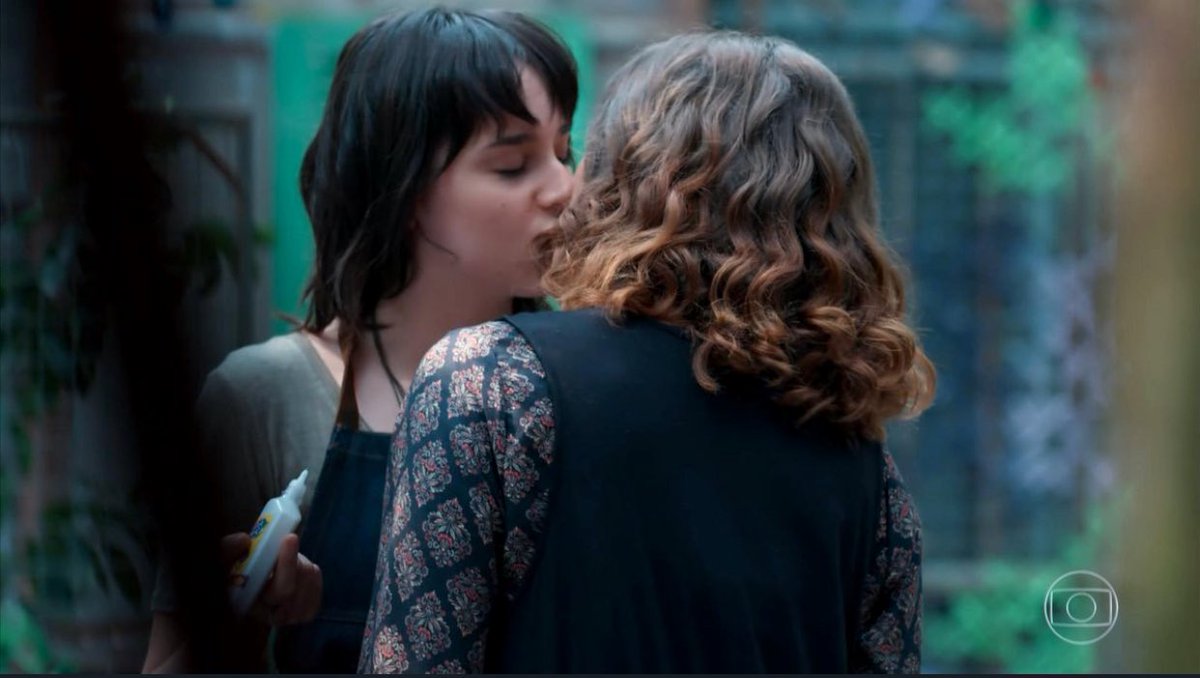 lovelyrosiesv's tweet photo. AHHHH BEIJO DE LIMANTHA NO SEGUNDO DIA DO ANO MEU 2018 JA TA FEITO #Malhação #Limantha #LimanthaWeek https://t.co/0Gpj1sI3TN