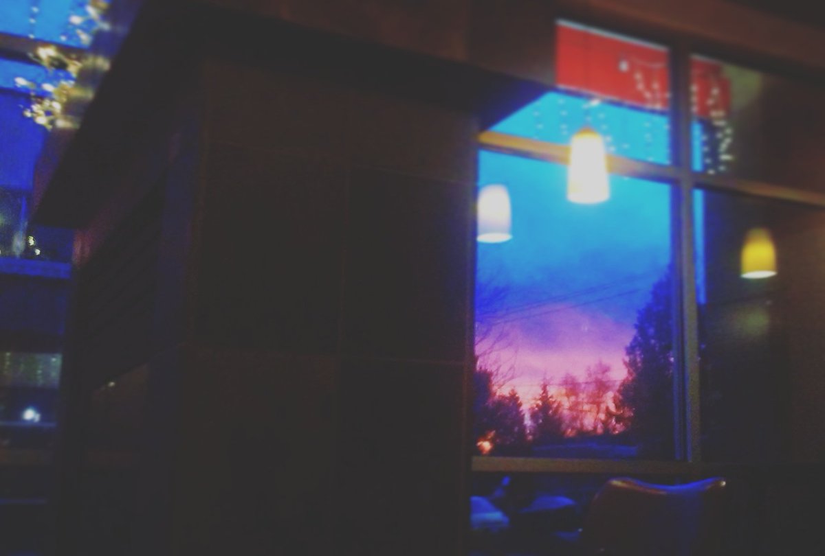 turtlecoffeeSEA's tweet photo. Our view this morning was out of this world! 😍 this is when getting up early pays! #Seattle #sunrise #coffee #turtlecoffee #cafe https://t.co/PantiyzDi7