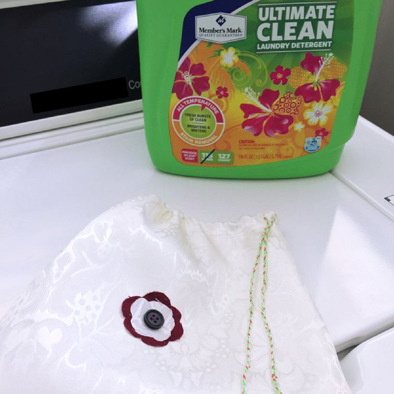soymamaencasa's tweet photo. [AD] Tutorial =>Cómo hacer fácilmente Bolsas para Lavar Ropa o Decorar reciclando pedazos de tela que ya tienes en casa 🙂 Además te cuento de un super Cupón que no te puedes perder => https://t.co/oIWayLA1bM   #MembersMarkDetergent #manualidades #diy https://t.co/19V7EtlNqQ