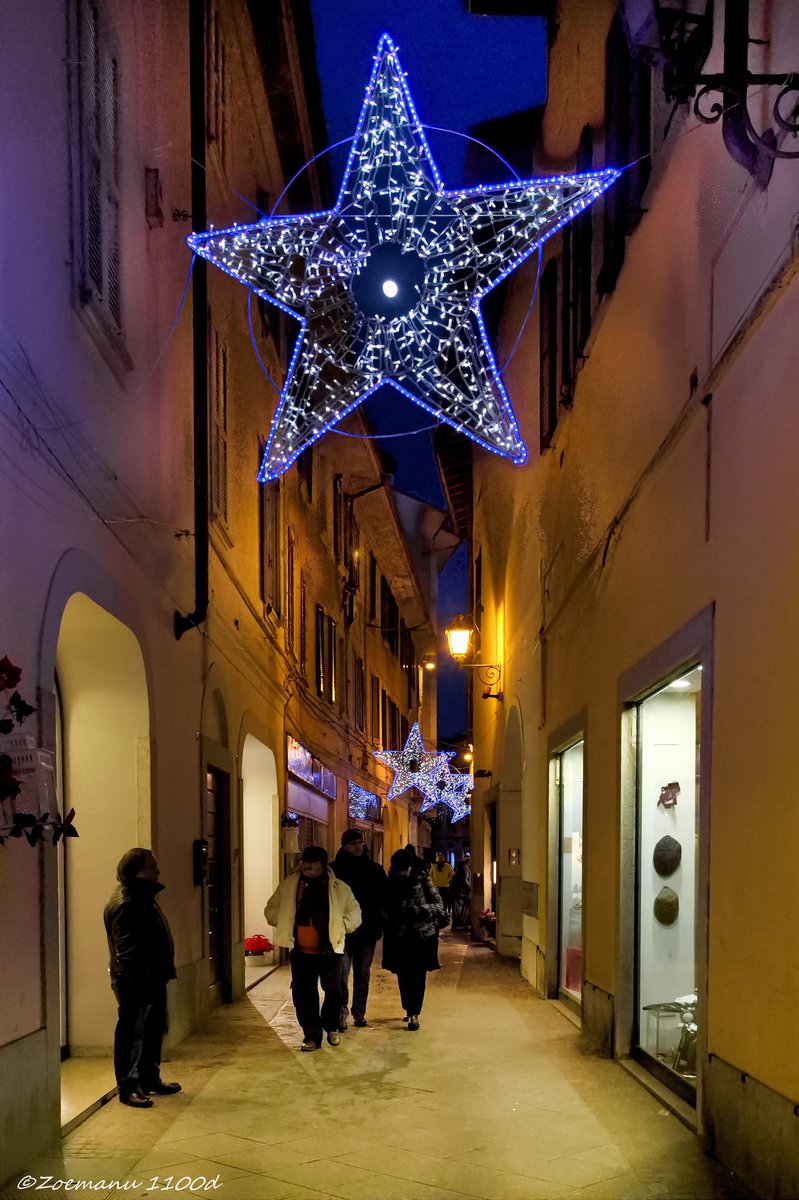 Auguroni ! #canon #canon_official #canonphotography #canon_photos #cyberlink #photodirector #cittaslow #street #lombardia #italy #lombardiasuperpics #top_lombardia_photo #top_it #emanuelezogno #zoemanu #parcodelticino #abbiatense #abbiategrasso #streetphoto #Natale