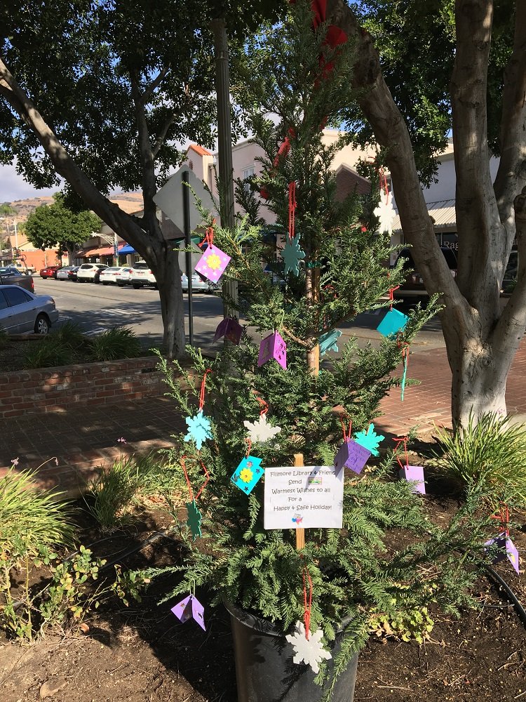 vencolibrary's tweet photo. The children of #VCLFillmoreLibrary and friends, made tiny books to decorate #CityofFillmore downtown #HolidayTree. https://t.co/hX2aMoLyqJ