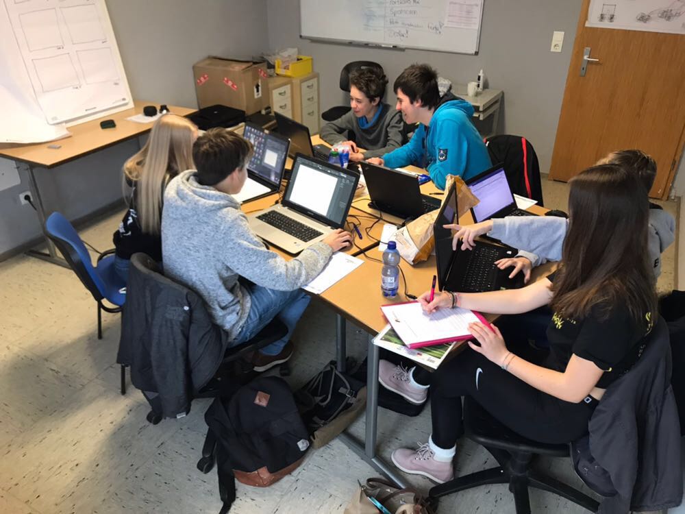 TeamFlash_17's tweet photo. Ein kleiner Einblick zu unserer Arbeit beim Teammeating! #Motivation #Teamarbeit #f1inschools https://t.co/wuhAvYftL9