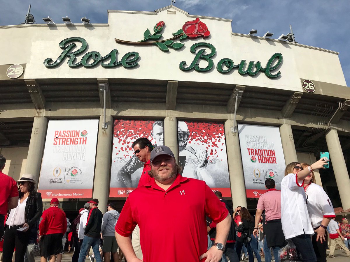 JCSmalls3115's tweet photo. @kingcfb @FrontOfficeLos @brianhoyt24 Fat Casey at the Rose Nowl. #FatCasey https://t.co/5BXpo3VBmP