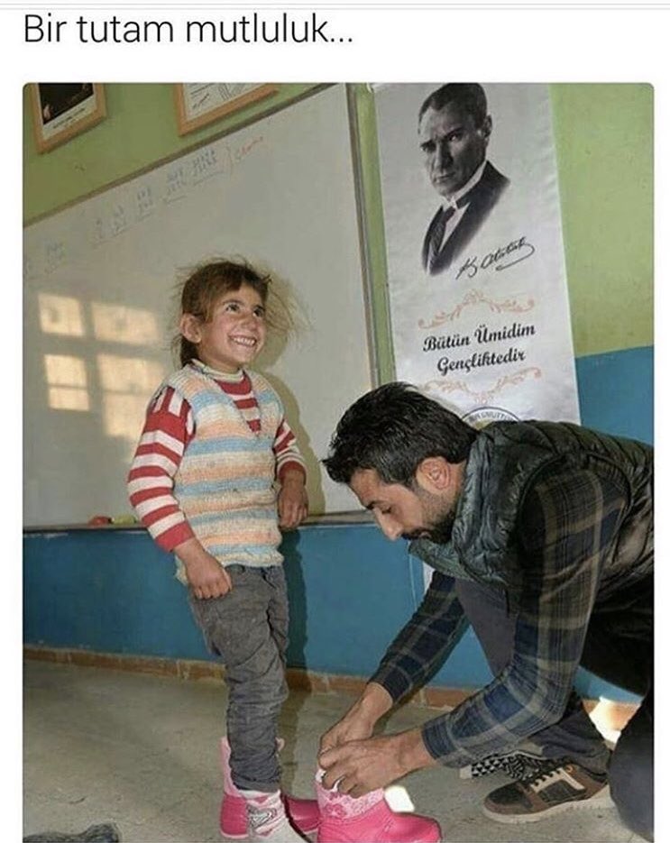 Böyle fotograflar görünce hayatta dert edindiğimiz şeyler o kadar boş geliyorki bir botla bile mutlu olabiliyorken insan bu doyumsuzluk niye!!