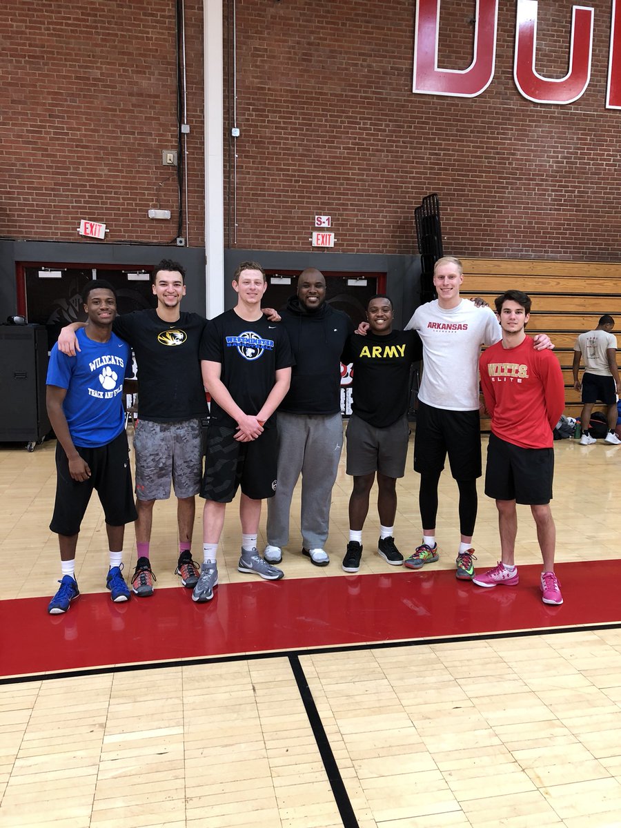 CoachChamp15's tweet photo. I would go to war with this group of guys at anytime ! Love when the kids come home for break ! Amazing men they have become. #ProudCoach @Jhawk_1020 @J_Harvey827 @bbognar12 @ncacc_3 @coachdcoleman22 https://t.co/qw32Knjjdm
