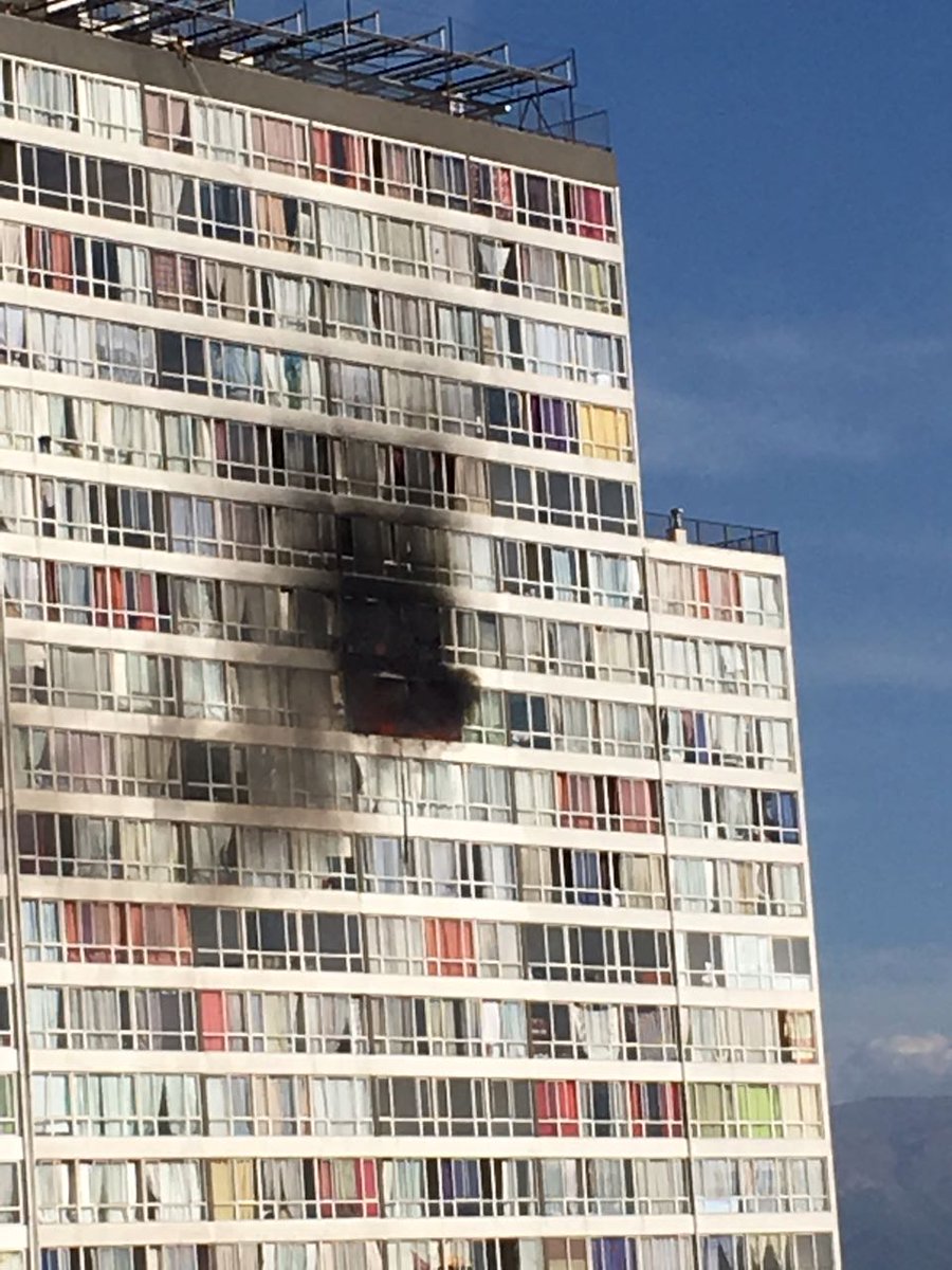 BomberosdeChile's tweet photo. 🔴INCENDIO CB STGO  en Pedro Lagos y Zenteno.
Se trata de fuego en departamento.
Bomberos trabaja en el lugar https://t.co/HJ4tuDVjRX