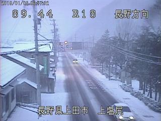 mlit_nagano's tweet photo. 【3日7時00分現在】国道18号上田市上塩尻付近の状況です。ご通行の際は路面状況に十分ご注意下さい。冬用タイヤ装着やタイヤチェーン携行、大型車は「ダブルタイヤ等専用チェーン」の携行と早めの装着をお願いします。 https://t.co/uldEehudDn
